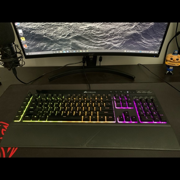 Full RGB customizable lighting. With detachable wrist grip on the keyboard. - Picture 4 of 4